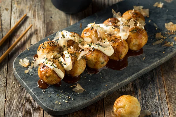 Caseiro Japaense Octopus Takoyaki Com Molho Mayo Bonito — Fotografia de Stock