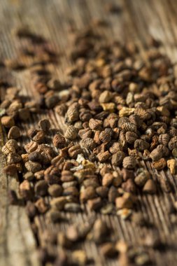 Çiğ organik kahverengi kakule Bir kâsede tohumlar