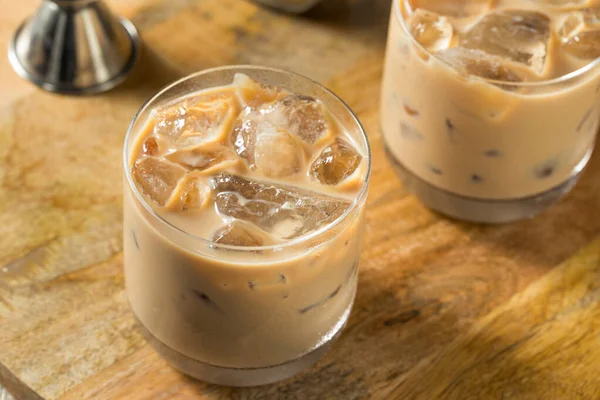 Sweet Boozy Irish Cream Mudslow Cocktail Ice — стокове фото