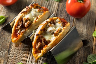 Ev yapımı peynirli et, fesleğenli pizza.