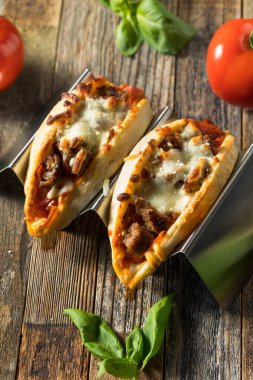 Ev yapımı peynirli et, fesleğenli pizza.
