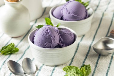 Ev yapımı Mor Japon Ube Dondurması.