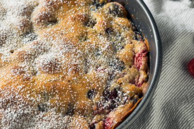 Çilekli ve ahududulu ev yapımı yaz böğürtlenli kek.