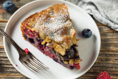 Çilekli ve ahududulu ev yapımı yaz böğürtlenli kek.