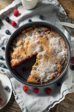 Çilekli ve ahududulu ev yapımı yaz böğürtlenli kek.