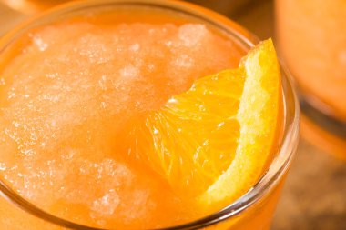 Ev yapımı donmuş Aperol Spritz Slushy ve portakal suyu.