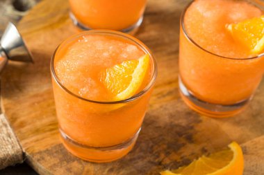 Ev yapımı donmuş Aperol Spritz Slushy ve portakal suyu.