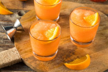 Ev yapımı donmuş Aperol Spritz Slushy ve portakal suyu.
