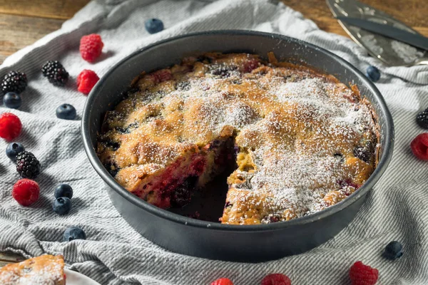 Homemade Summer Berry Buckle Cake Strawberries Blueberries Raspberries — Stock Photo, Image