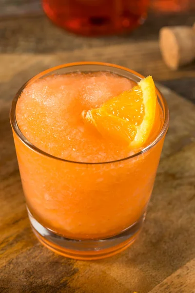 Zelfgemaakte Bevroren Aperol Spritz Slushy Met Een Sinaasappel — Stockfoto