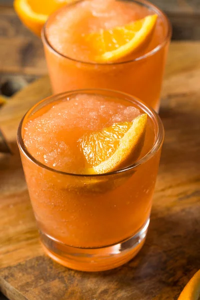 Zelfgemaakte Bevroren Aperol Spritz Slushy Met Een Sinaasappel — Stockfoto