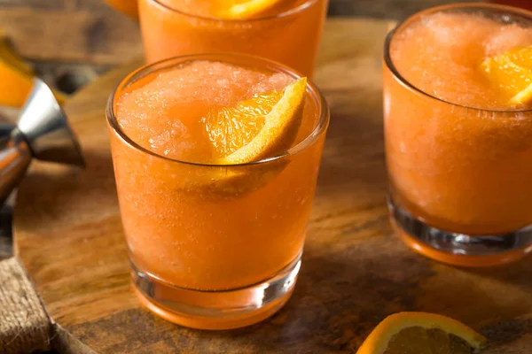 Aperol Congelado Casero Spritz Slushy Con Una Naranja —  Fotos de Stock