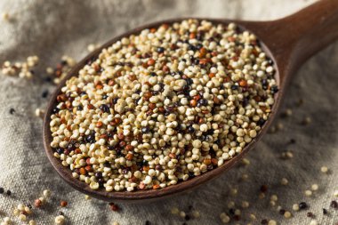 Bir kasede üç renkli organik kinoa Kernals