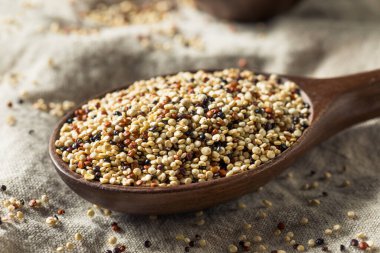 Bir kasede üç renkli organik kinoa Kernals