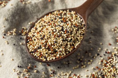 Bir kasede üç renkli organik kinoa Kernals