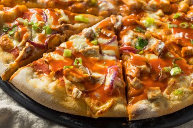 Mavi peynirli ev yapımı tavuk pizzası.