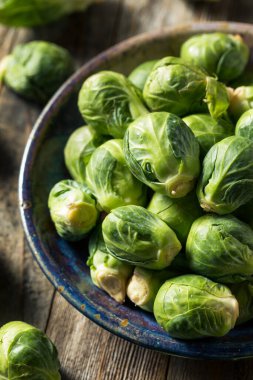Bir kasede çiğ organik yeşil Brüksel lahanası