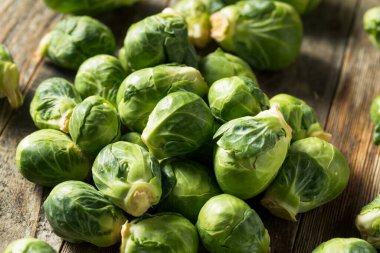 Bir kasede çiğ organik yeşil Brüksel lahanası