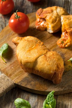 Ev yapımı İtalyan Peynirli Panzerotti Calzone Basil ve Sosu