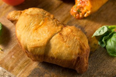 Ev yapımı İtalyan Peynirli Panzerotti Calzone Basil ve Sosu