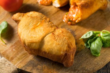 Ev yapımı İtalyan Peynirli Panzerotti Calzone Basil ve Sosu