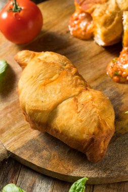 Ev yapımı İtalyan Peynirli Panzerotti Calzone Basil ve Sosu