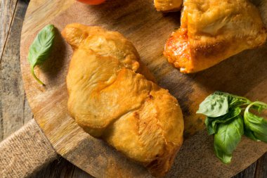 Ev yapımı İtalyan Peynirli Panzerotti Calzone Basil ve Sosu