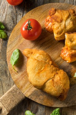 Ev yapımı İtalyan Peynirli Panzerotti Calzone Basil ve Sosu