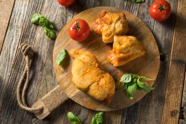 Ev yapımı İtalyan Peynirli Panzerotti Calzone Basil ve Sosu