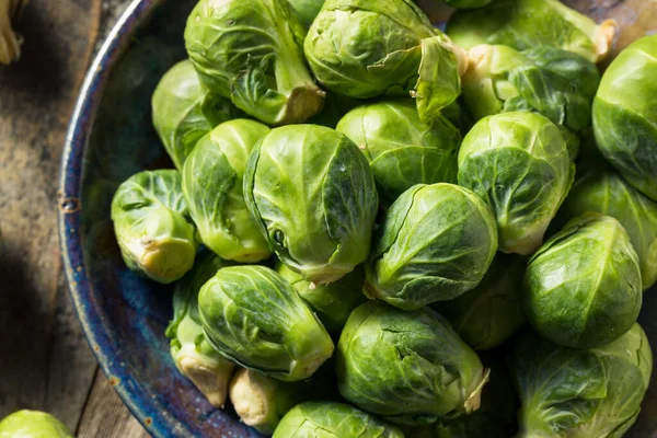 Brotes Bruselas Verdes Orgánicos Crudos Tazón —  Fotos de Stock