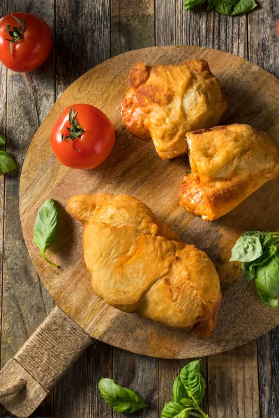 Hausgemachte Italienische Käse Panzerotti Calzone Mit Basilikum Und Sauce — Stockfoto