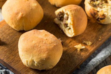 Lahana ve soğanlı ev yapımı Rus Bierocks bifteği