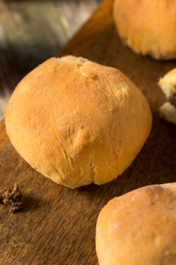 Lahana ve soğanlı ev yapımı Rus Bierocks bifteği