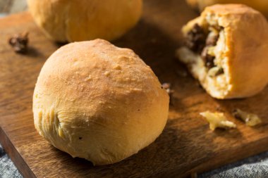 Lahana ve soğanlı ev yapımı Rus Bierocks bifteği