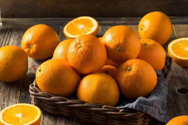 束の生の有機新鮮なオレンジ — ストック写真