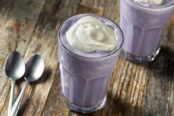 Domowej Roboty Japoński Purpurowy Ube Milkshake Bitą Śmietaną — Zdjęcie stockowe