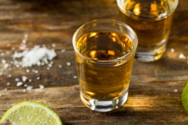 Limon ve Tuz ile Alkolik Reposado Tekila Şat