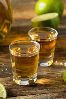 Limon ve Tuz ile Alkolik Reposado Tekila Şat