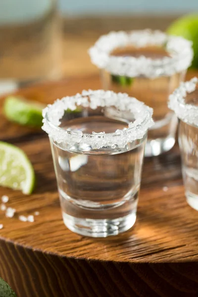 Alkoholische Tequila Shots Mit Limette Und Salz — Stockfoto