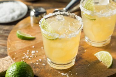 Meksika tekila margaritasını LIme ve Salt ile tazeliyorum.