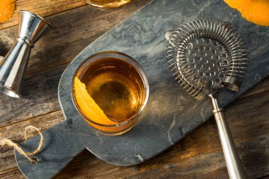 Bourbon 'u tazeleyen Eski moda Kokteyl Yuvarlak Buz Küplü