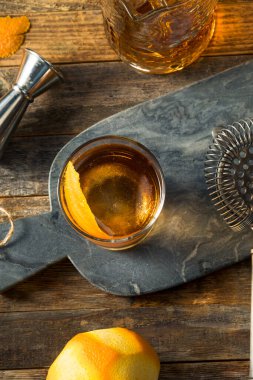 Bourbon 'u tazeleyen Eski moda Kokteyl Yuvarlak Buz Küplü