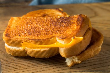 Ev yapımı ızgara peynirli sandviç, yemeye hazır.