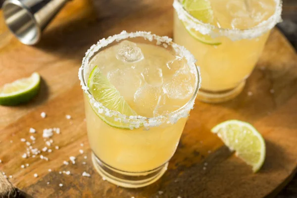 Uppfriskande Mexikanska Tequila Margarita Med Lime Och Salt — Stockfoto