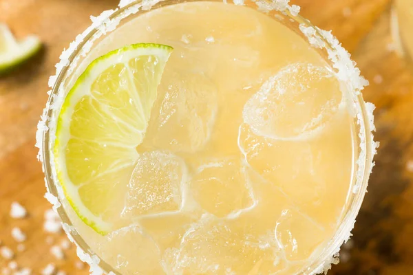 Erfrischende Mexikanische Tequila Margarita Mit Limette Und Salz — Stockfoto