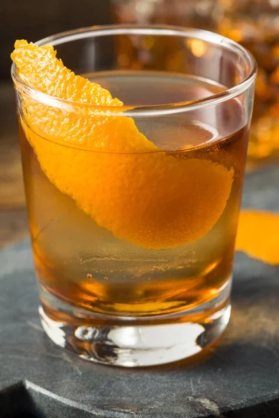 Erfrischender Bourbon Old Fashioned Cocktail Mit Rundem Eiswürfel — Stockfoto