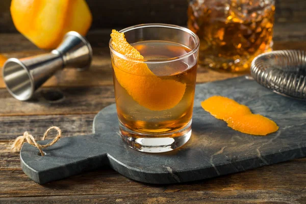 Erfrischender Bourbon Old Fashioned Cocktail Mit Rundem Eiswürfel — Stockfoto