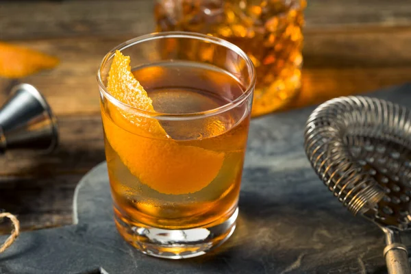 Cocktail Rinfrescante Bourbon Old Fashioned Con Cubetto Ghiaccio Rotondo — Foto Stock