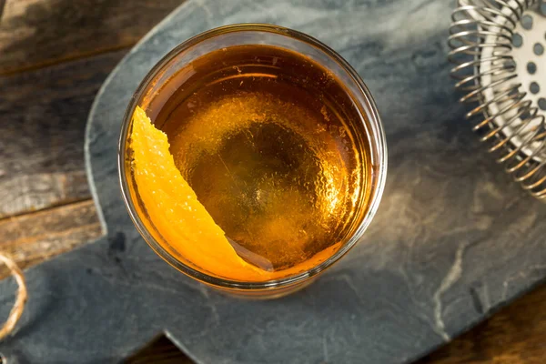 Cocktail Rinfrescante Bourbon Old Fashioned Con Cubetto Ghiaccio Rotondo — Foto Stock