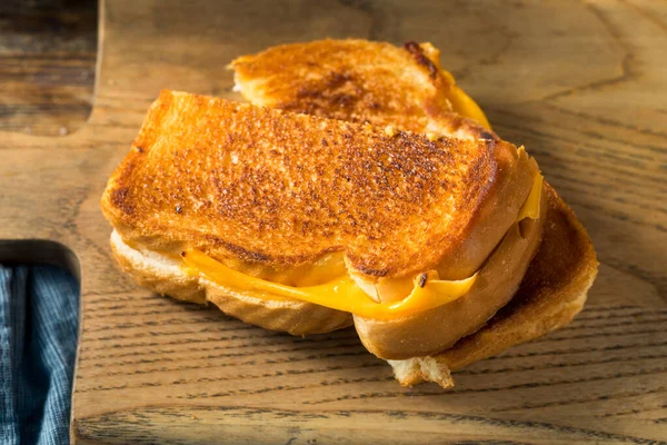 Домашний Сэндвич Жареным Сыром — стоковое фото